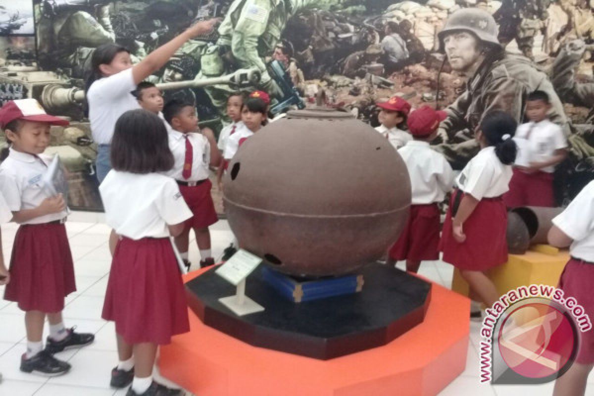 Siswa Belajar Sejarah di Museum