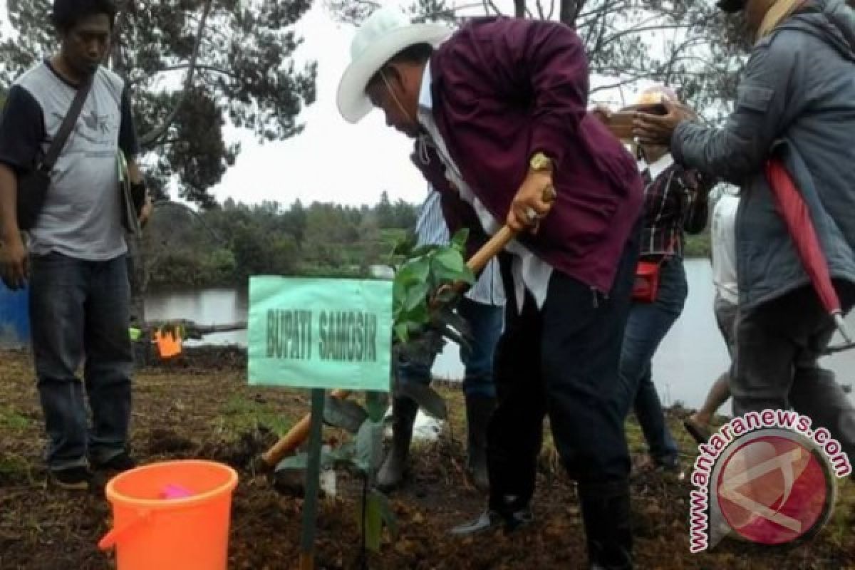 Bupati Samosir Lebih Hijaukan Lokasi Objek Wisata