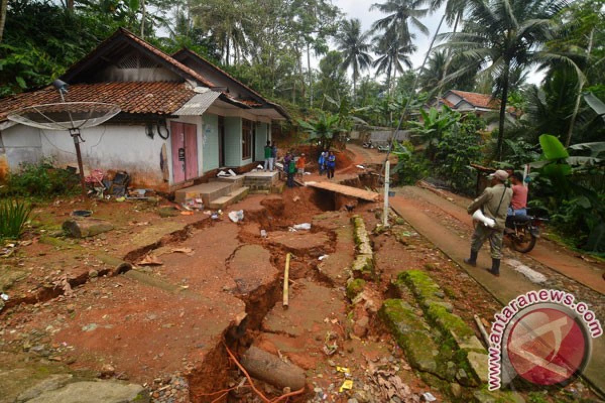 Pergerakan tanah rusak puluhan rumah di Bantarkalong Sukabumi