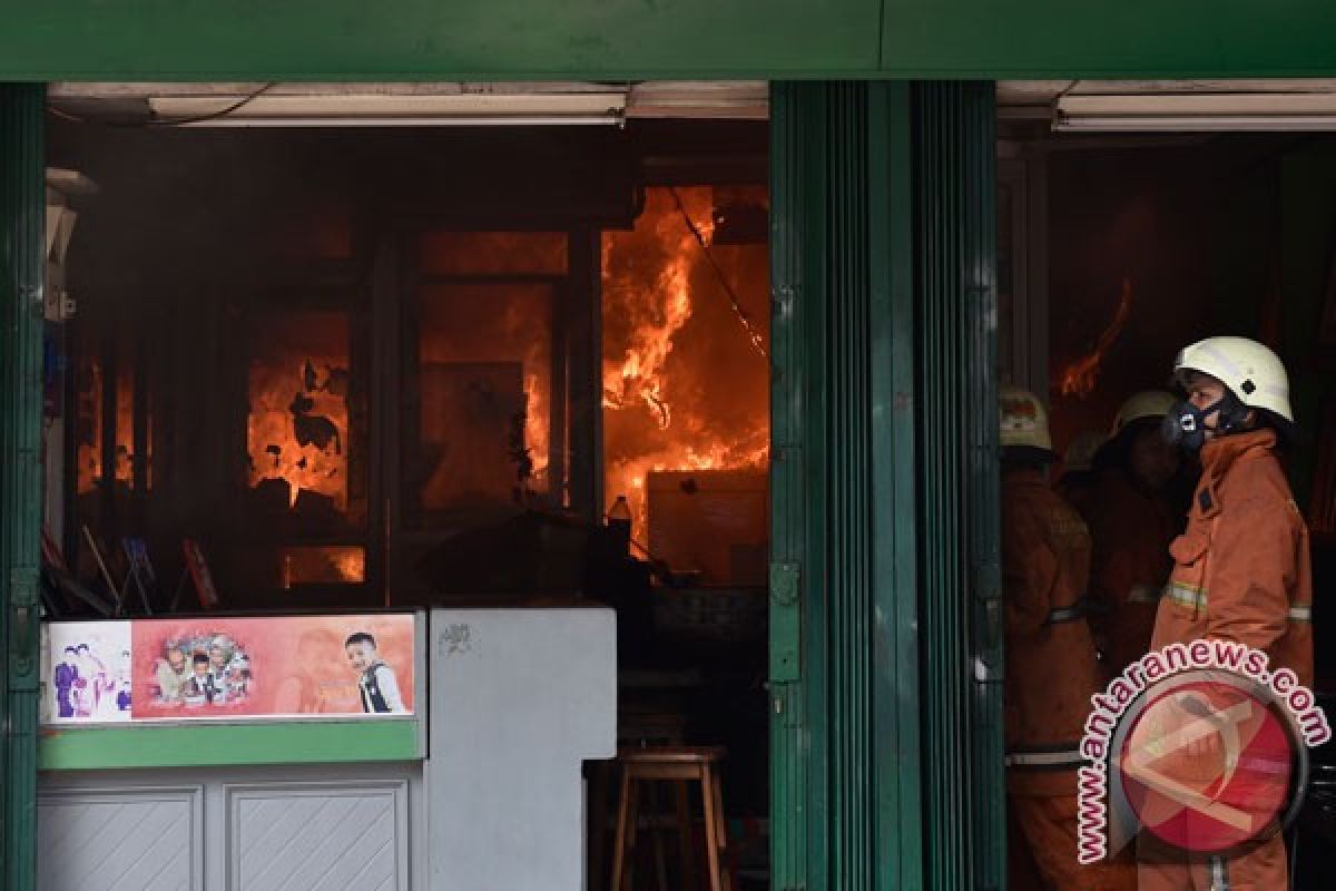 Kebakaran empat toko di kawasan Sabang dipadamkan