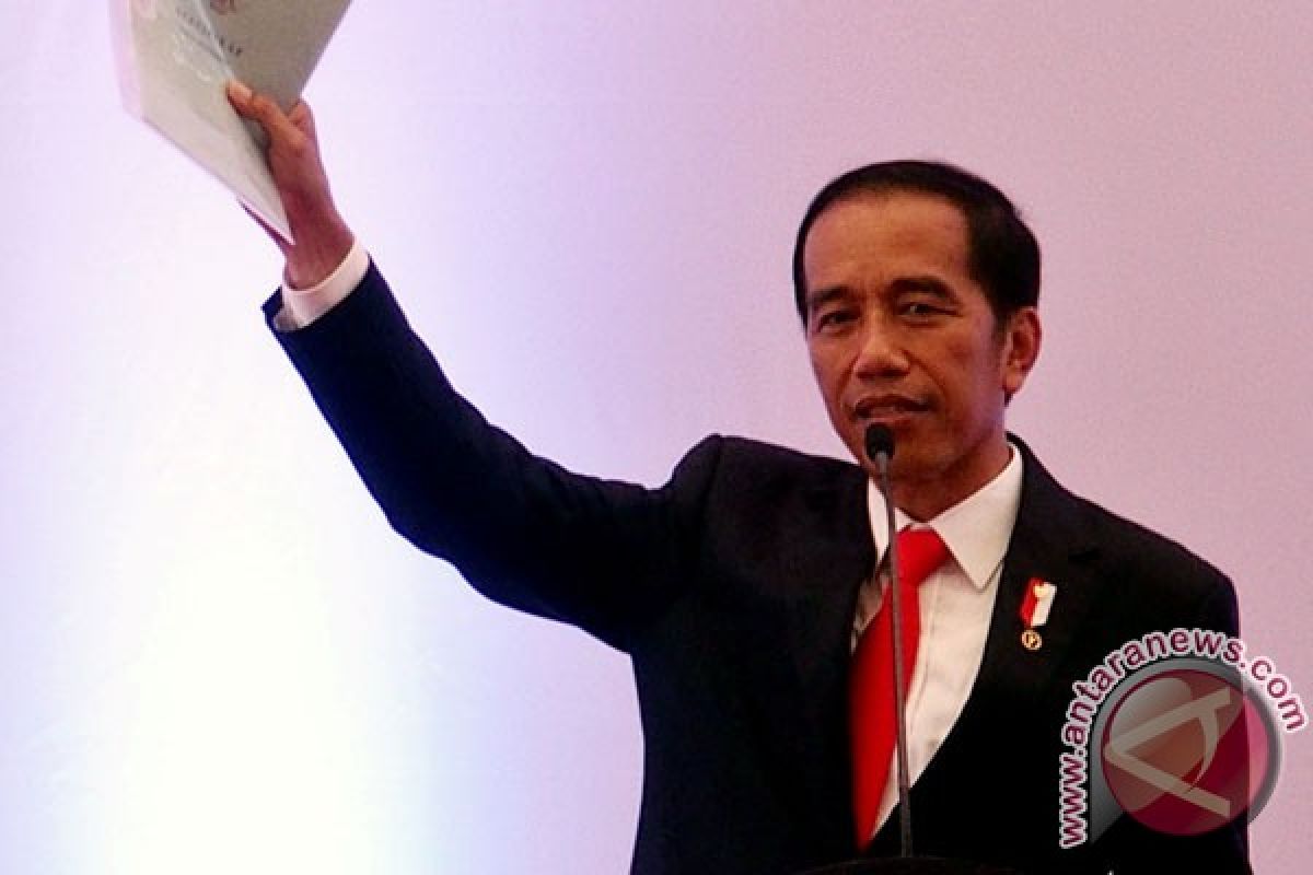 Jokowi urges national police to increase public trust