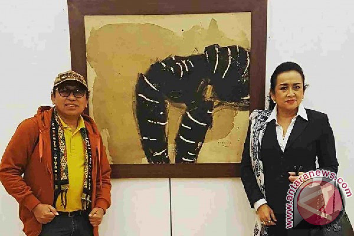 Pameran kertas oleh seniman kontemporer Indonesia