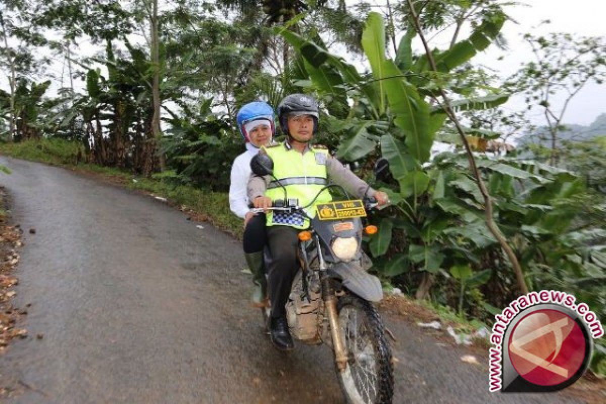 Mensos naik trail berikan santunan korban longsor Pangandaran