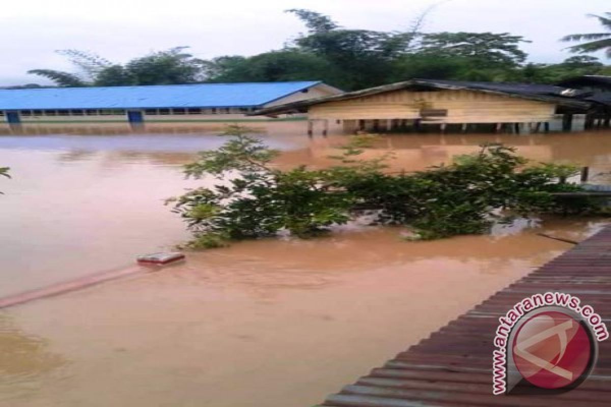 Pemda Bantu Salurkan Bantuan  Banjir Bandang