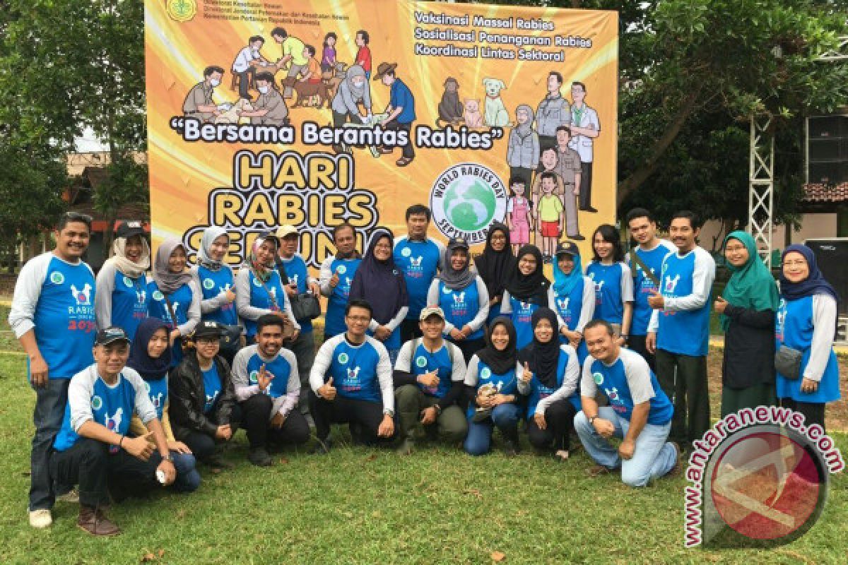 Mahasiswa Kedokteran Hewan IPB Vaksinasi Massal Anjing di Sukabumi
