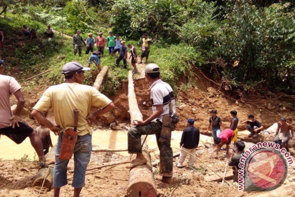 353 Jiwa Terisolasi Akibat Jembatan Putus di Pasaman Barat