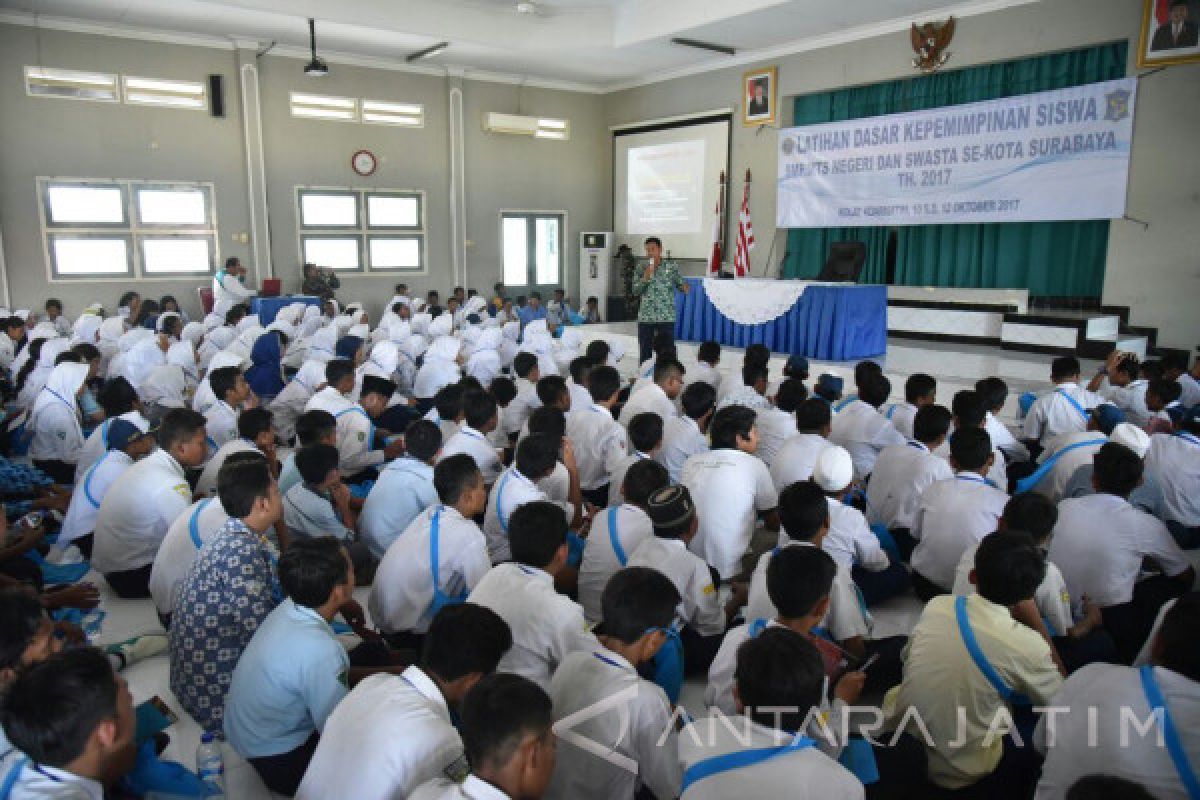 Ratusan Ketua OSIS SMP Surabaya Latihan Dasar Kepemimpinan