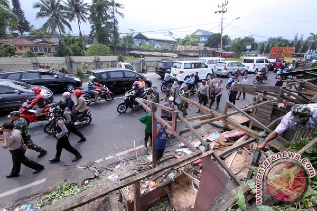 Ratusan kios di jalur Puncak-Cianjur akan dibongkar