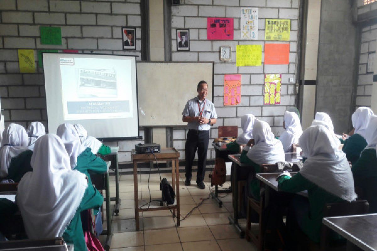 Alfamart Mengajar Diselenggarakan di SMK Aviciena Tenjo