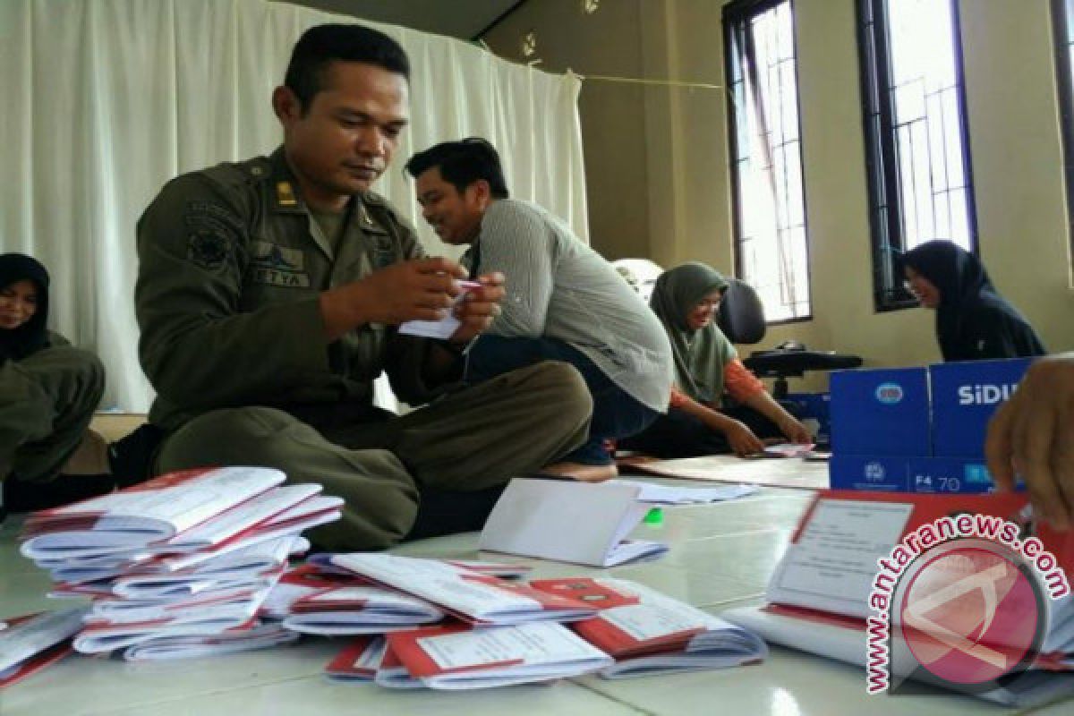 Satpol PP Kotim Dikerahkan Melipat Surat Suara Pilkades