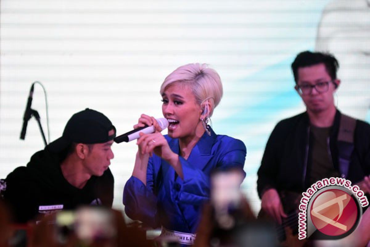 Agnez Mo Menandatangani Kontrak Dengan Perusahaan 300 Entertainment