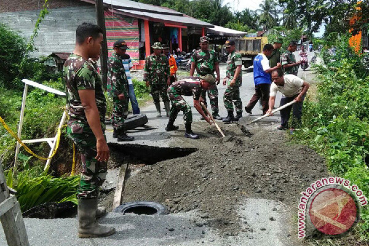 Banjir putuskan jalan penghubung desa Aceh Barat