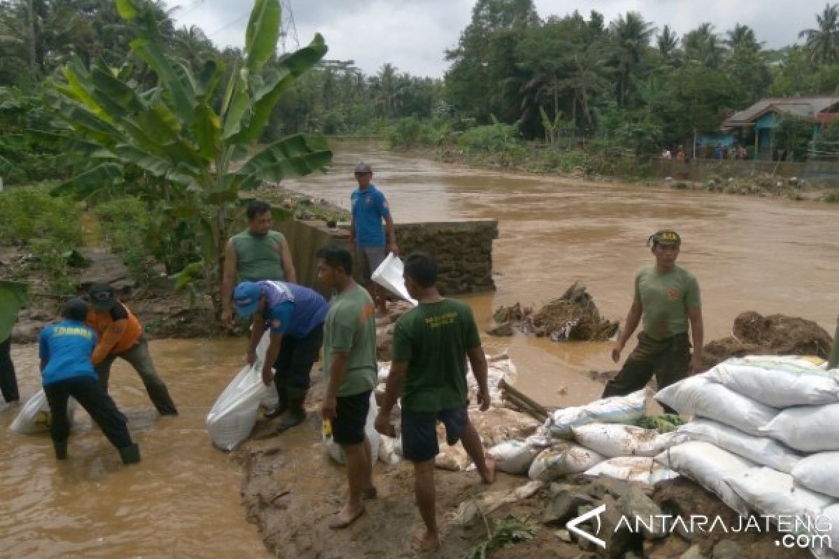 Tanggul Jebol, Banyumas Diterjang Banjir Bandang (VIDEO)