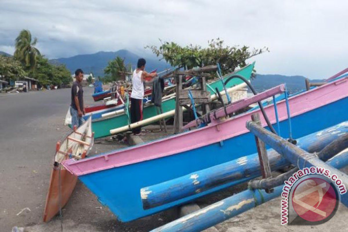 Kesulitan Umpan, Kapal Nelayan Pun Diparkir