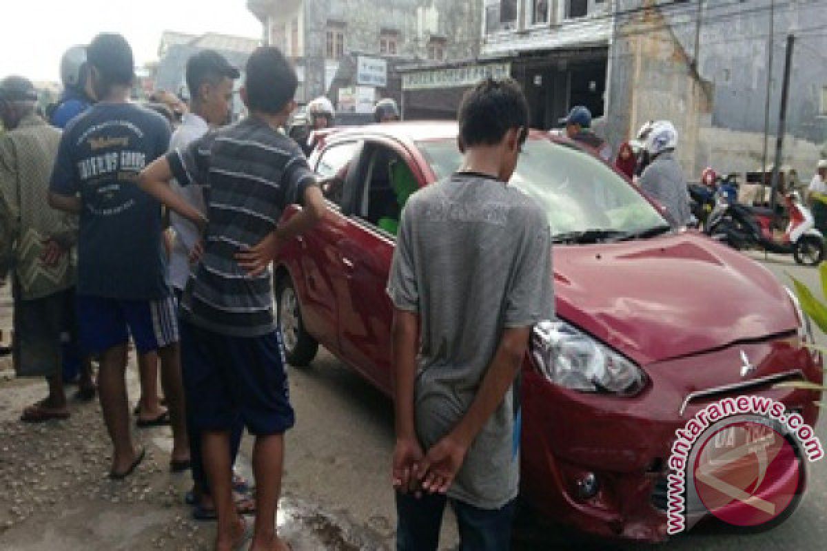 Dua Mobil Dan Motor Terlibat tabrakan Beruntun