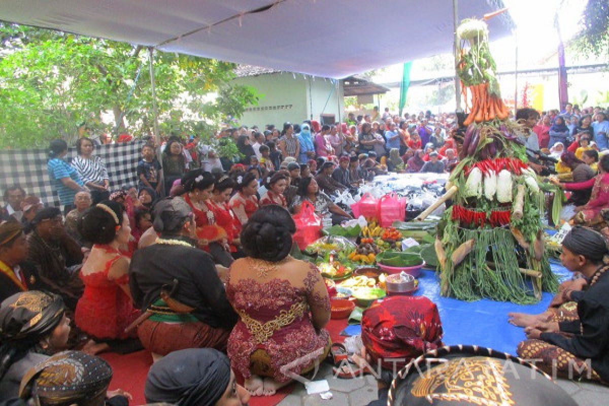 Pawai Budaya Berisi Gunungan Tahu dan Bahan Pokok Diarak Berkeliling Desa (Video)