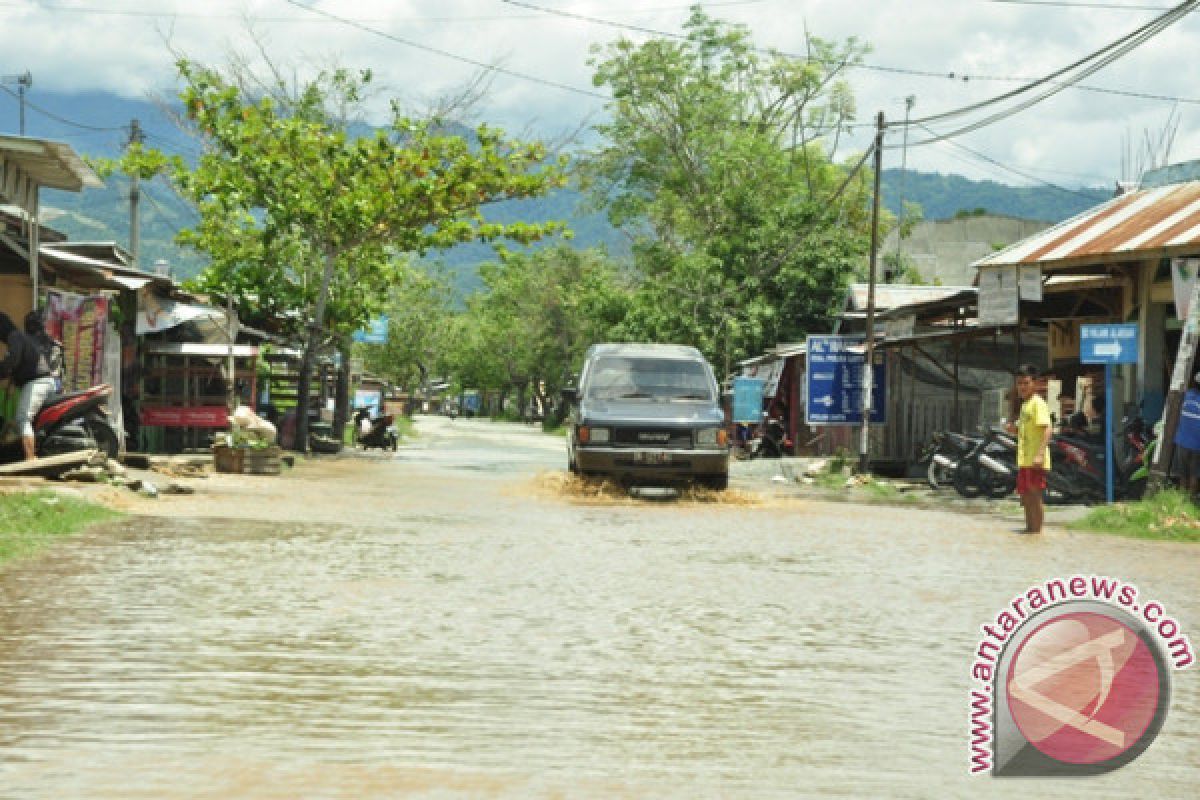 Flash - Ratusan Rumah Di Palu Terendam Banjir 