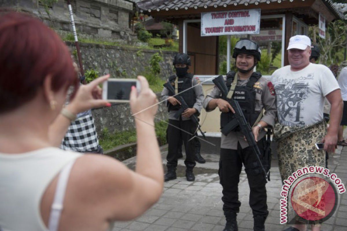 Wisatawan Spanyol Tidak Khawatirkan KRB Gunung Agung