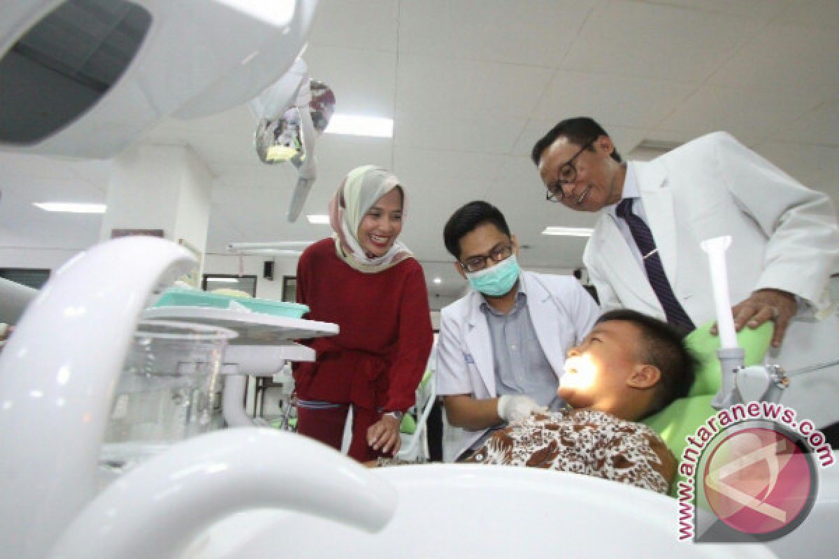 UGM-Pepsodent periksa gigi penjual angkringan secara gratis