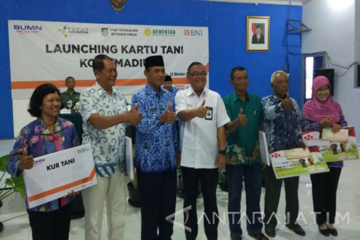 BNI Serahkan Ribuan Kartu Tani di Kota Madiun