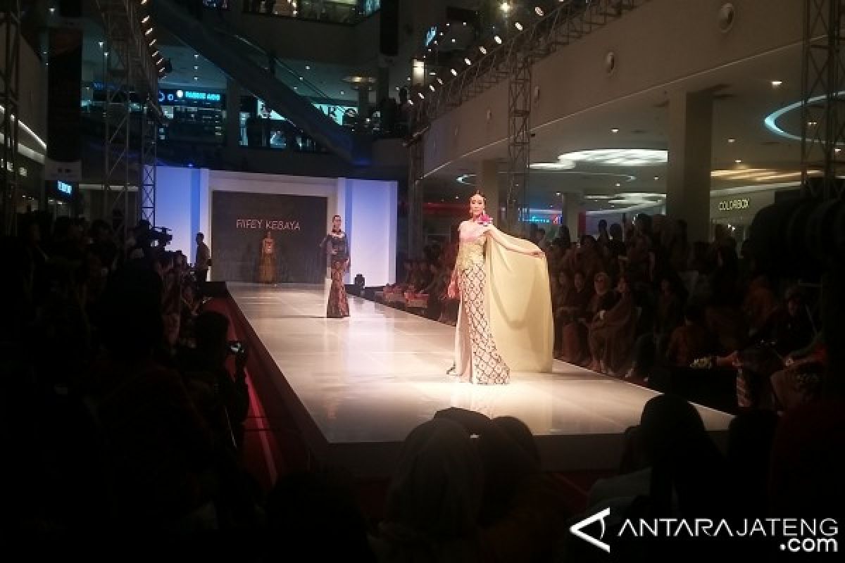 Koleksi Fifey Kebaya Buka Solo Batik Fashion 2017