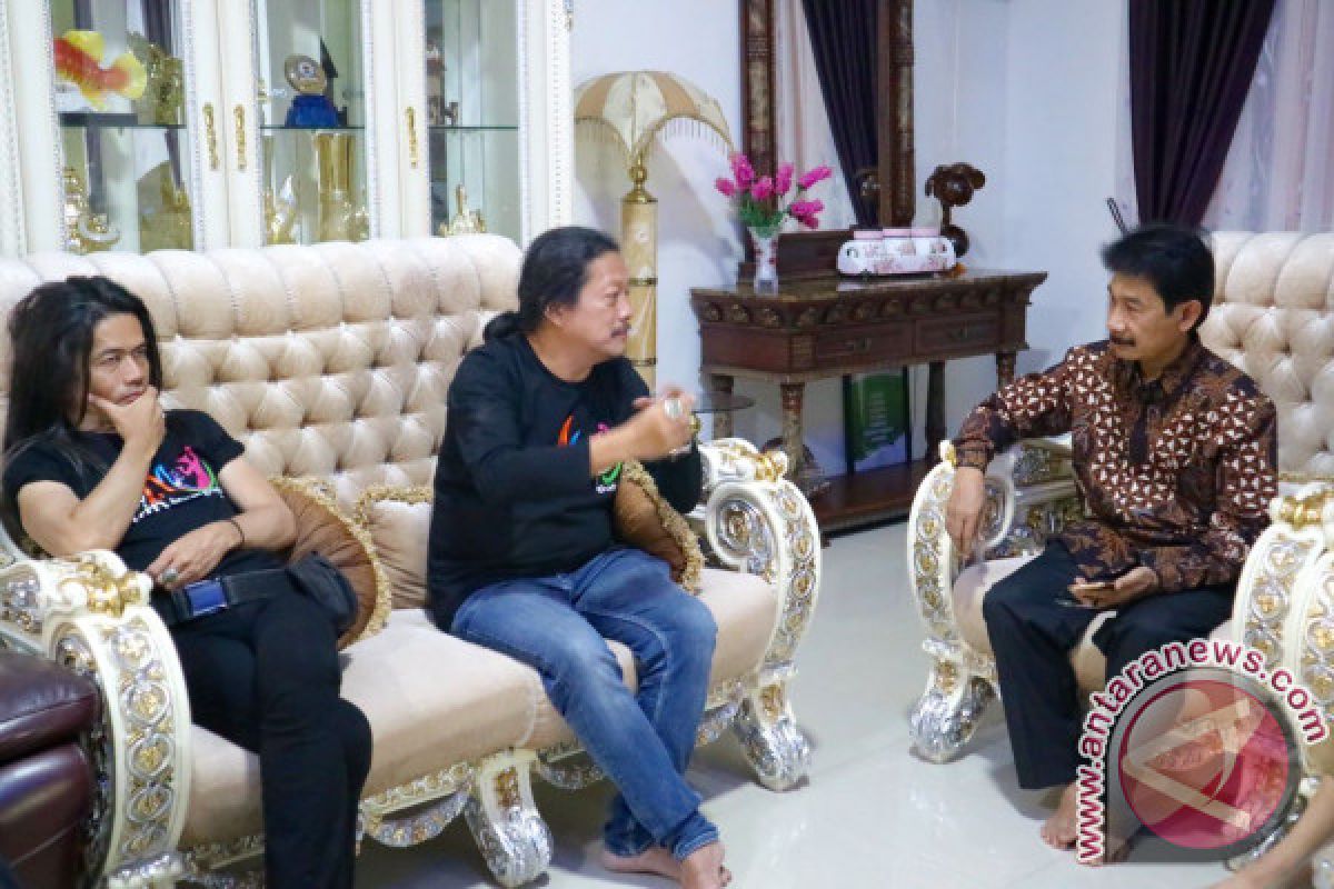 Jay Subyakto dan Yori Antar ke  Seribu Rumah Gadang