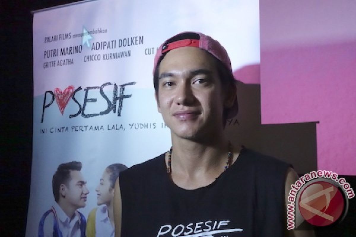 Alasan Adipati Dolken punya dua akun Instagram