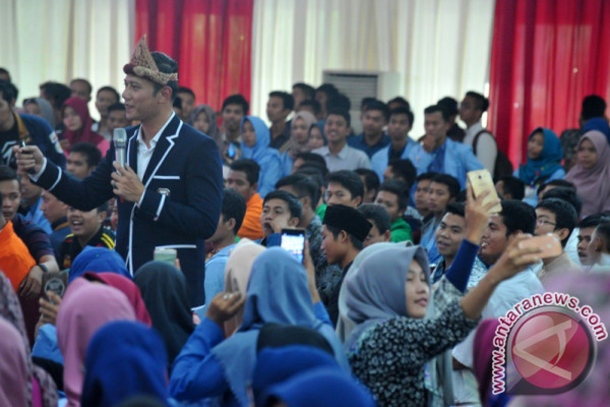 Mahasiswa berebut selfi bersama AHY di Palembang 