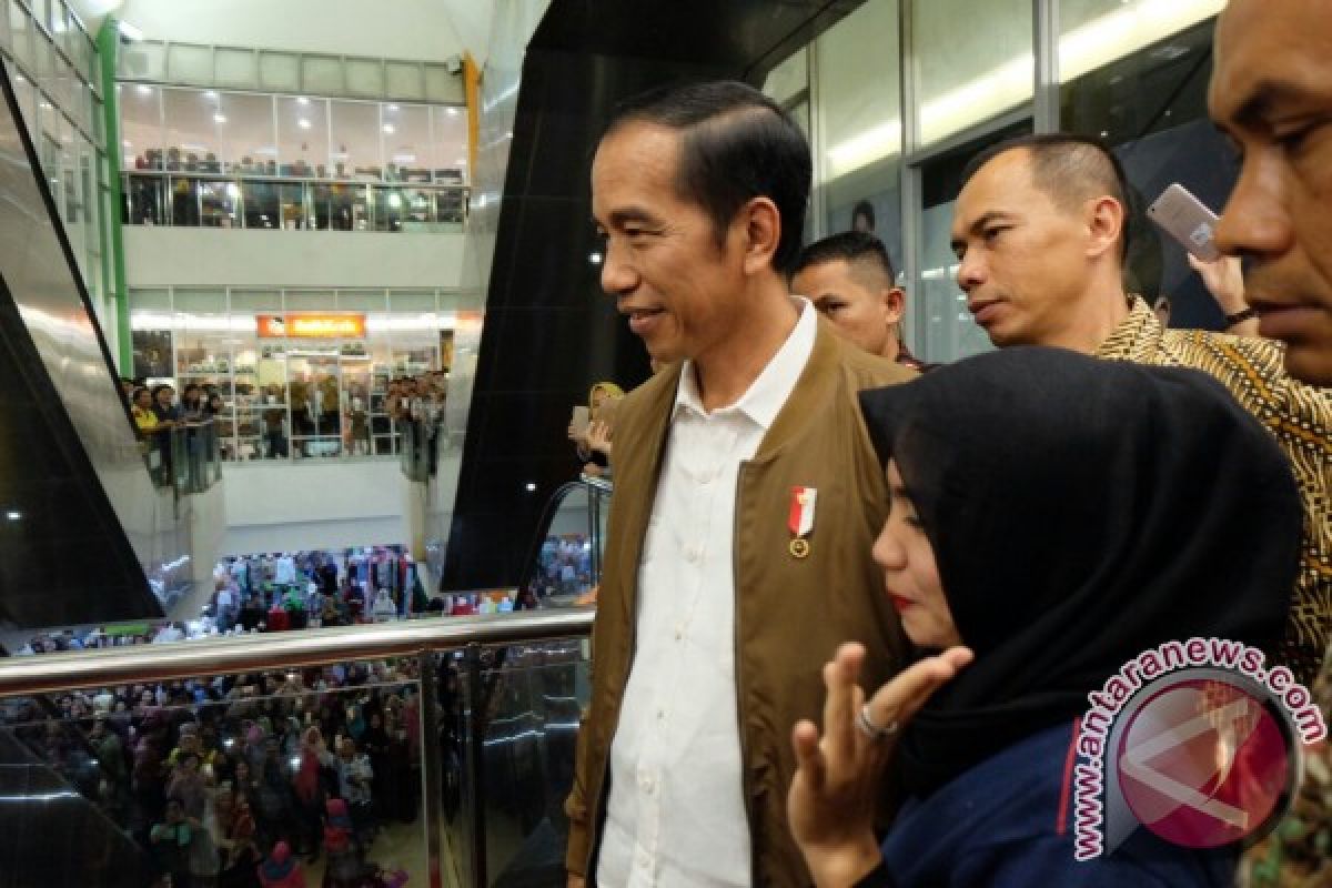 Presiden Jokowi kunjungi pusat perbelanjaan di Palembang