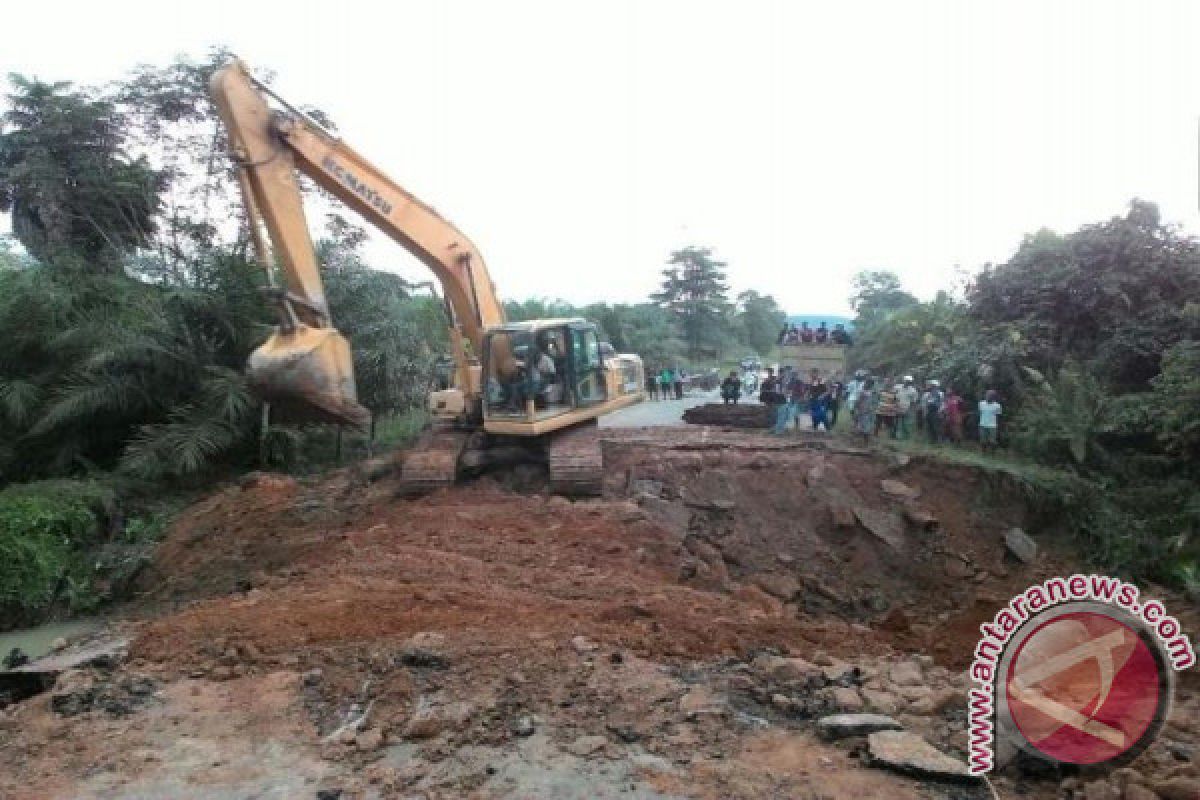 Wabup Lamandau Minta Pemerintah Pusat Segera Perbaiki Jalan Trans Kalimantan