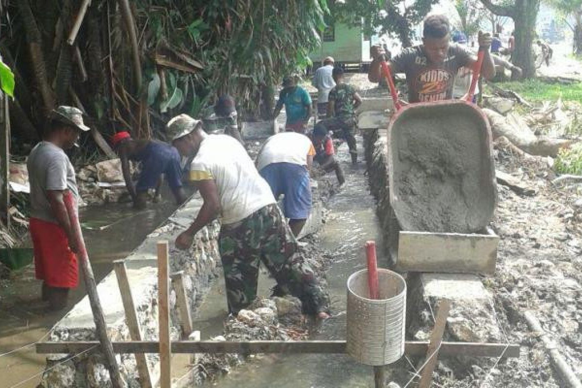 Babinsa Koramil Demta bantu masyarakat buat talut