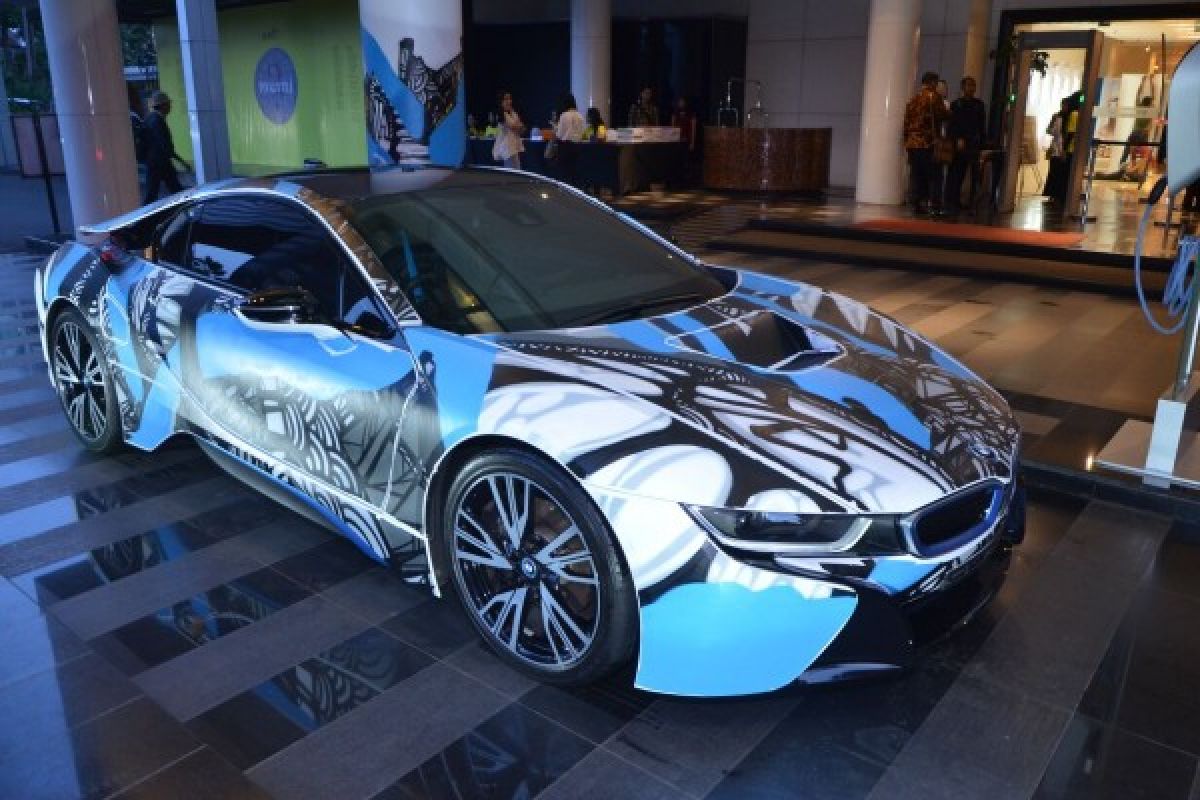 Begini tampilan BMW i8 setelah dikelir â€˜Clash of the Titansâ€™ 