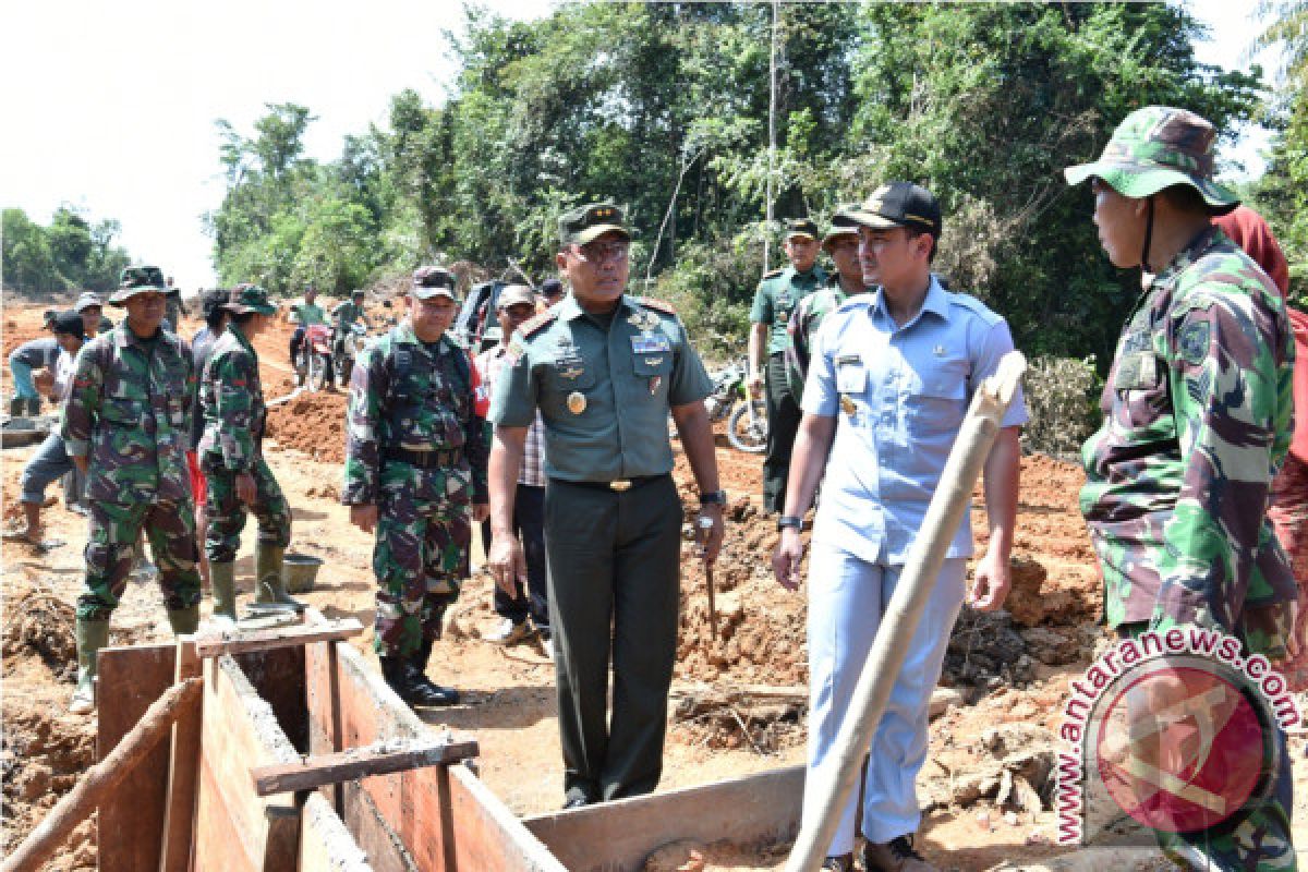 Pangdam Sriwijaya tinjau pembangun jalan program TMMD