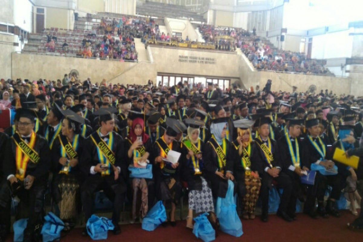 132 wisudawan UPN Veteran Yogyakarta lulus "cumlaude"