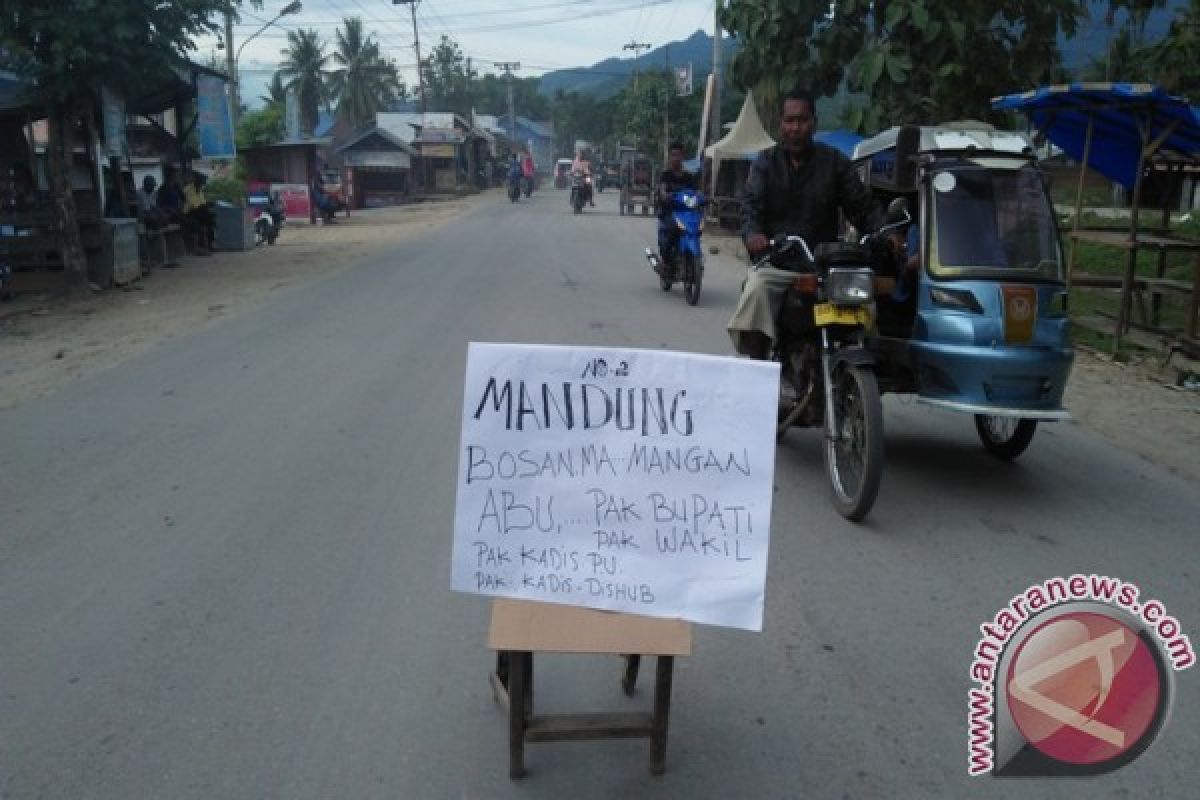 Warga Lintas Timur Keluhkan Debu   