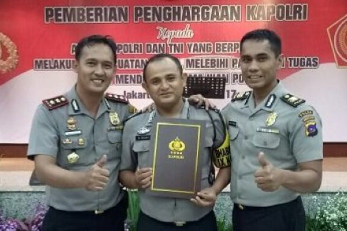 Sosok - Babinkamtibmas Bangun Rumah Untuk Warga Lansia, Dapat Penghargaan Kapolri