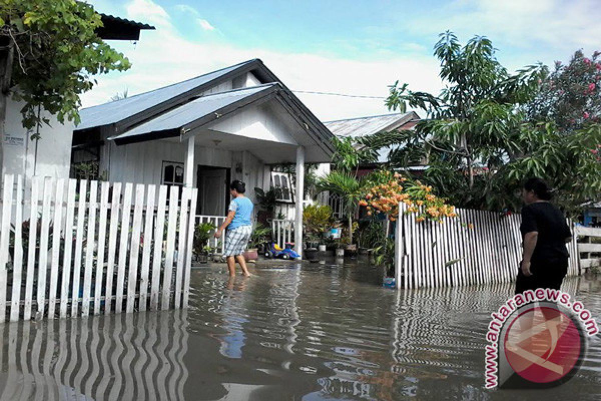 Diguyur Hujan Dua Jam,  Palu Banjir 