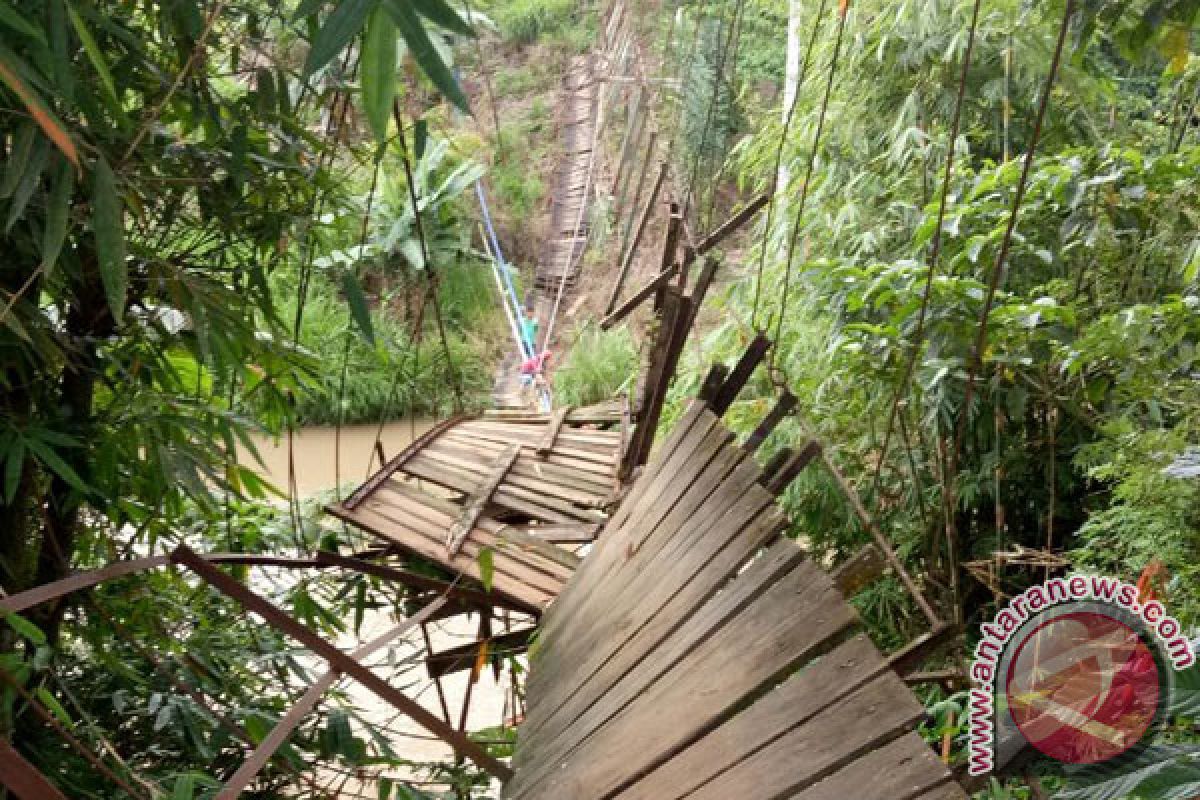 Puluhan Pelajar Terjatuh Akibat Jembatan Gantung Putus