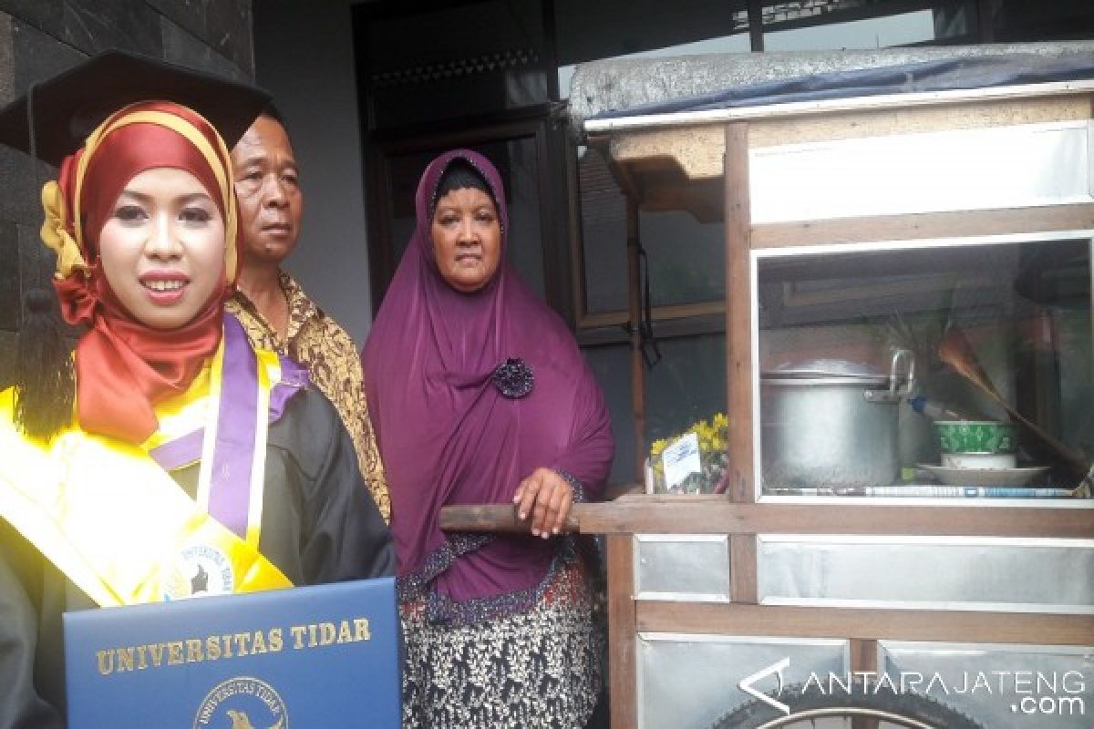 Siti Marfuah, Anak Penjual Sate Raih IPK Tertinggi Untidar
