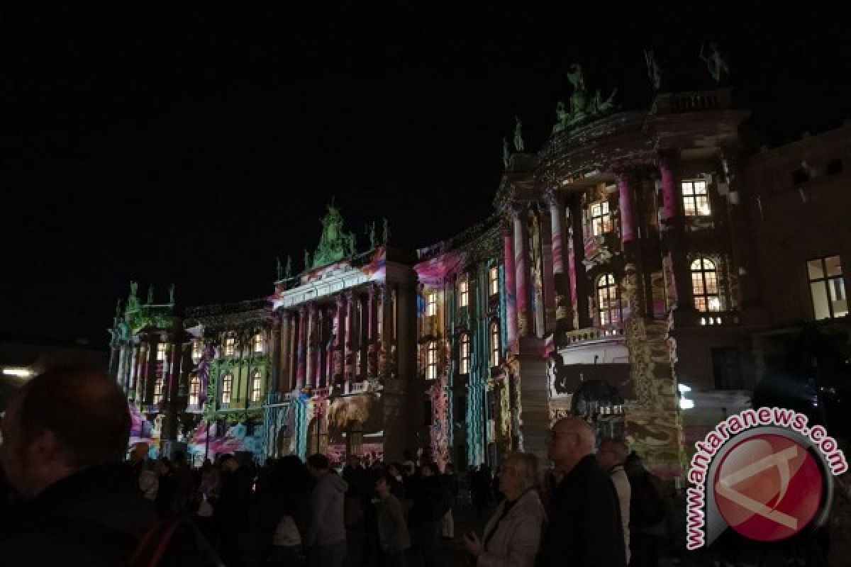 Kala warna warni cahaya membalut Berlin