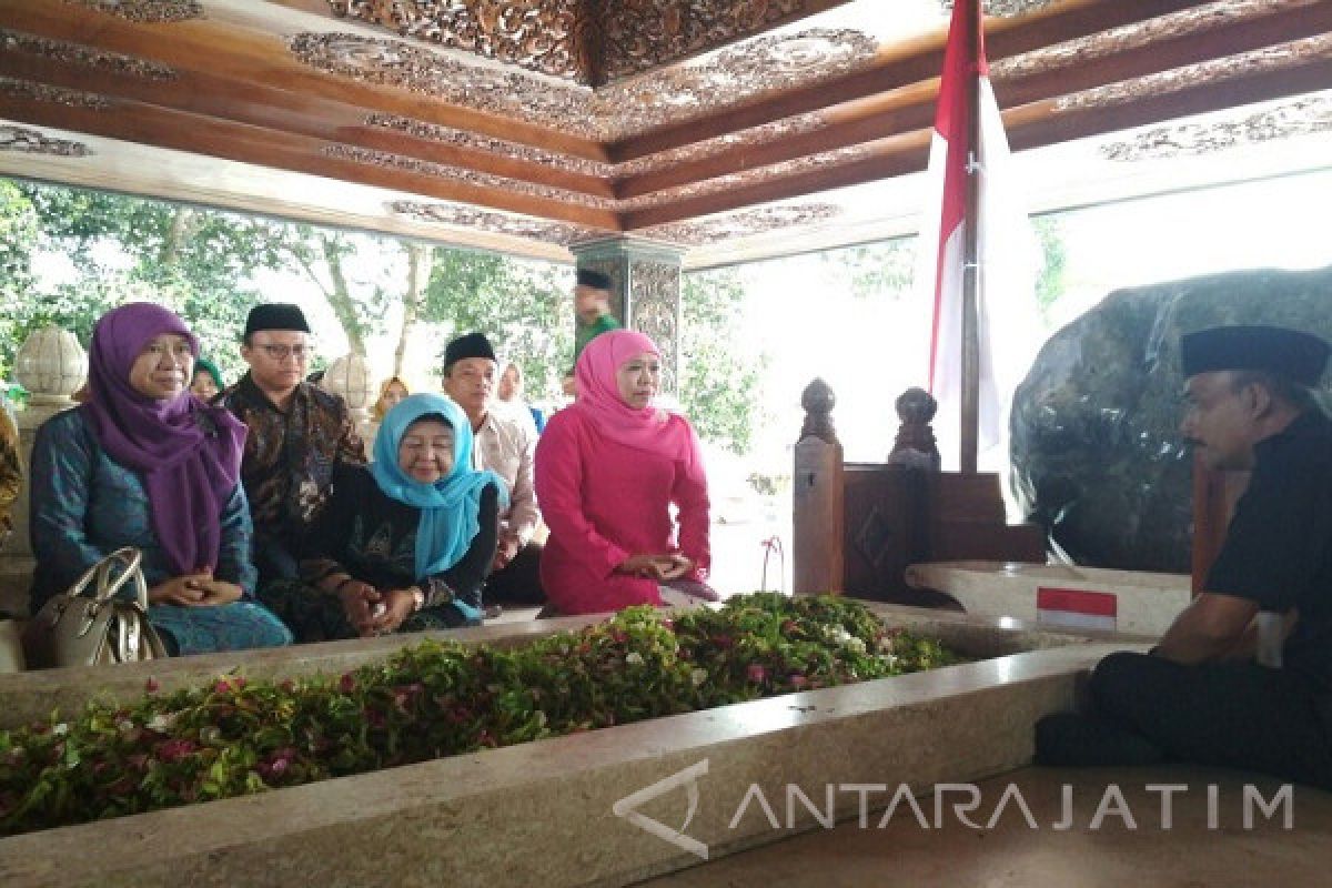 Mensos Khofifah Kunjungi Makam Mantan Presiden Soekarno di Blitar    
