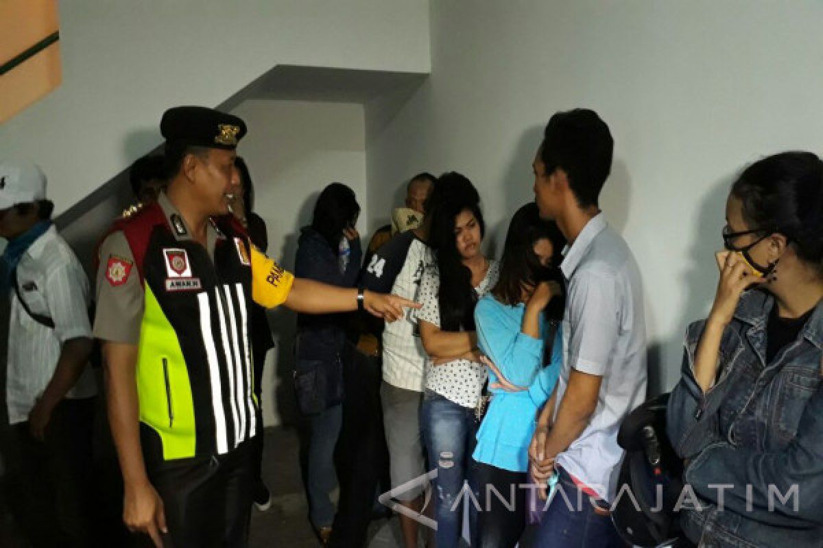 Polisi Menjaring Belasan Pasangan Mesum di Surabaya