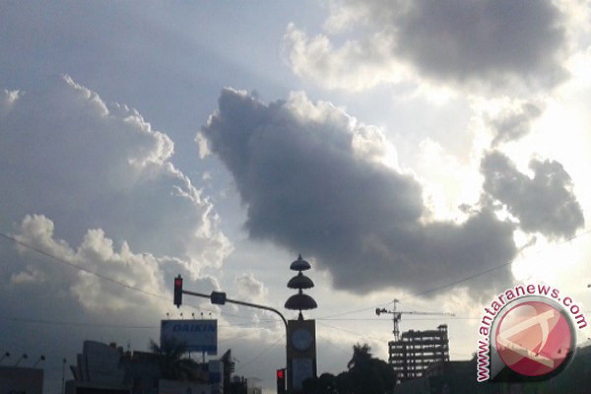 Cuaca di Lampung diprakirakan cerah berawan dan hujan