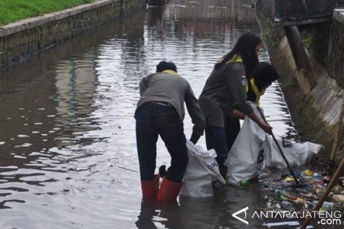 Mapala Untidar Bersihkan Sungai dari Sampah