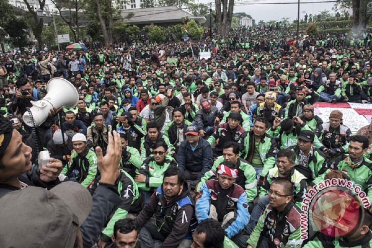 Ibu-ibu di Balikpapan Demo Dukung Transportasi Daring