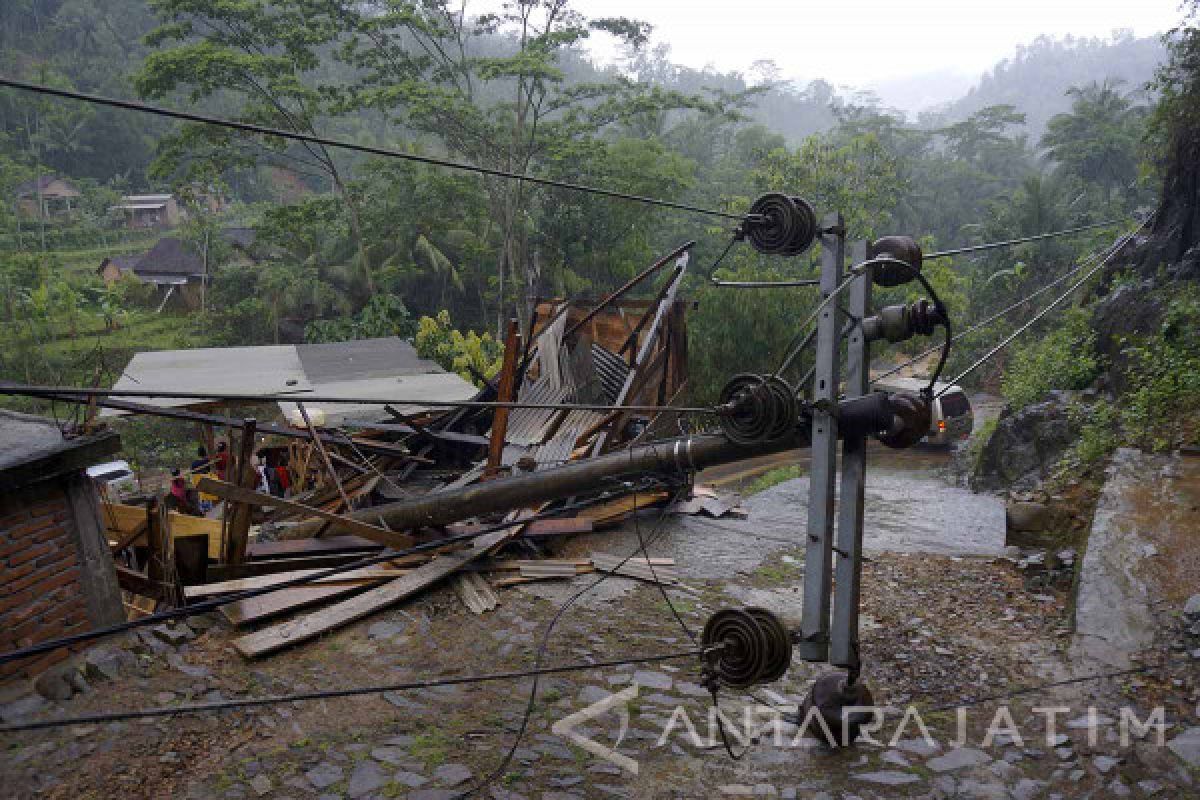 Banjir-Longsor Terjang Belasan Desa di Trenggalek (Video )