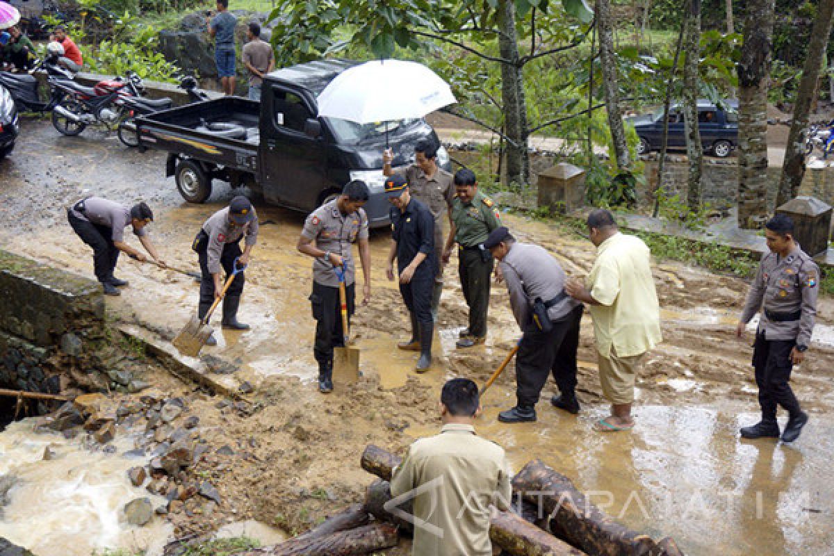 Sempat Longsor, Jalur Kampak-Munjungan Kembali Normal