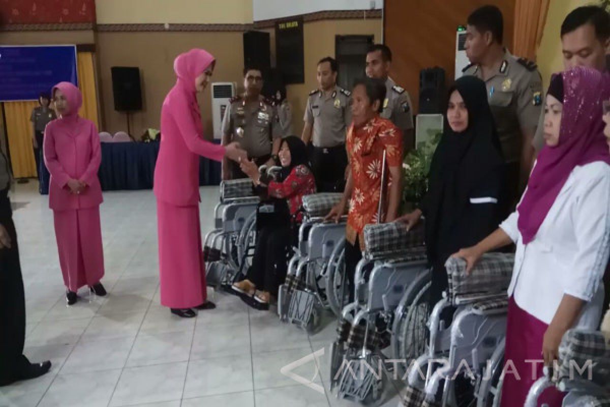 Polda Bagikan 150 Kursi Roda ke HWDI Jatim (Video)