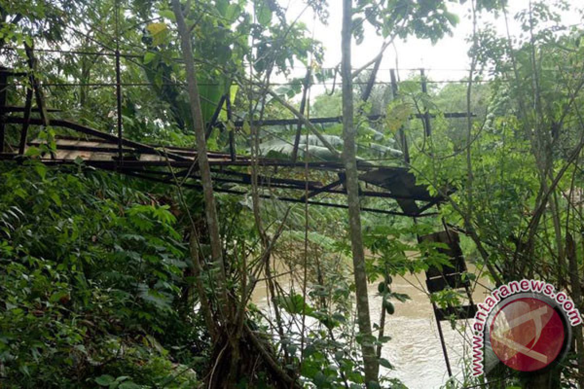 Jembatan Gantung Terputus Menghambat Aktivitas Warga