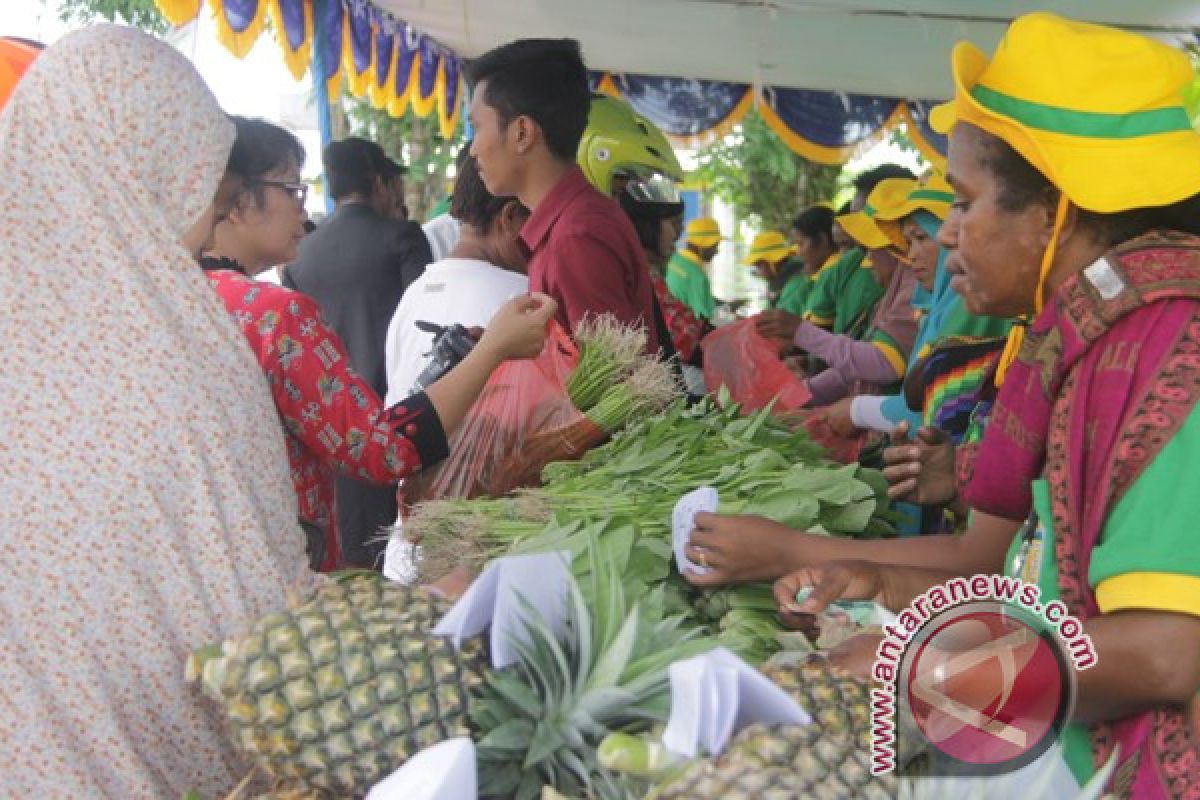 Warga Timika padati pasar murah pangan lokal 